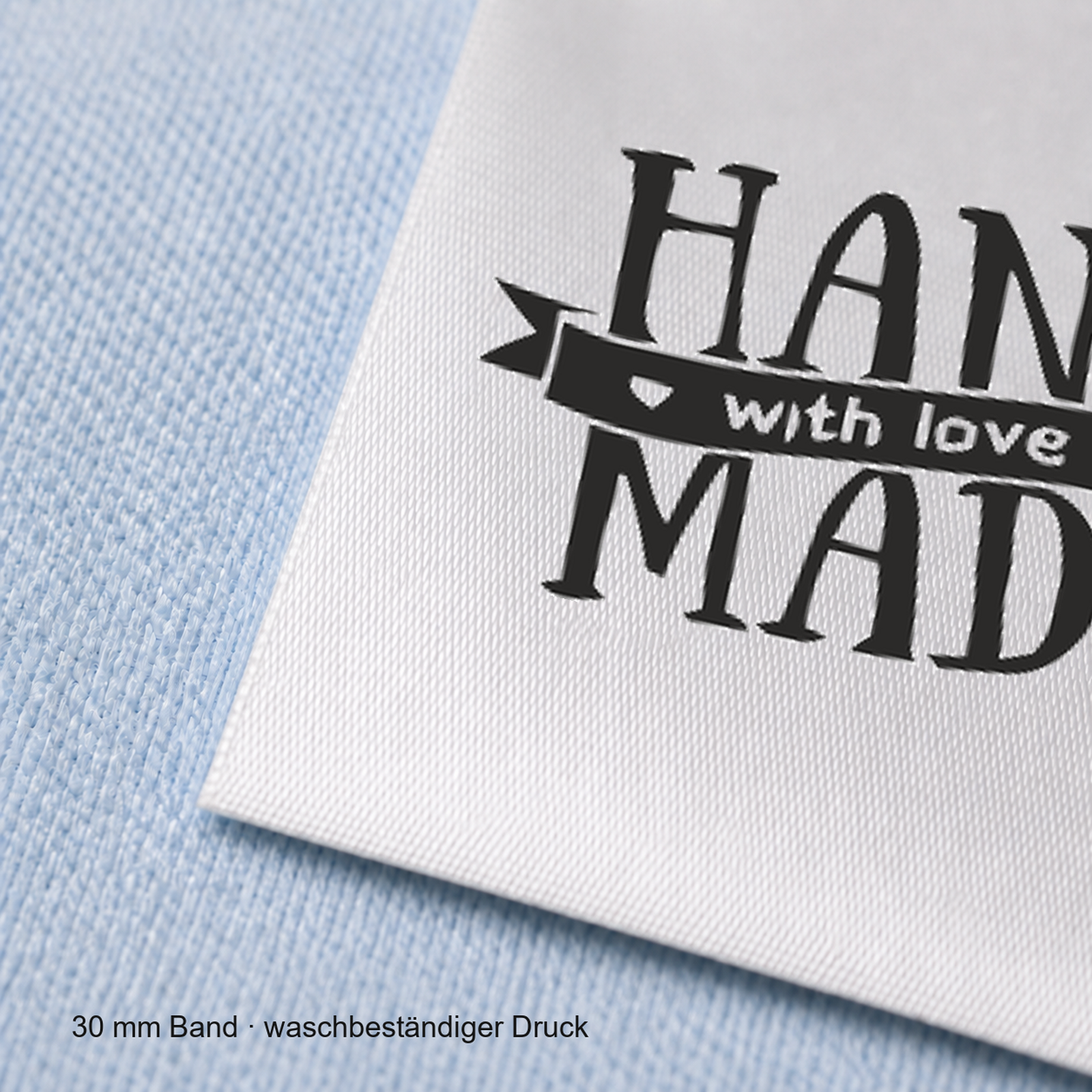 Textiletiketten Handmade with Love mit Fahne 6 Nahaufnahme eines bedruckten 30-mm-Polyester-Satinbands mit Motiv Handmade
