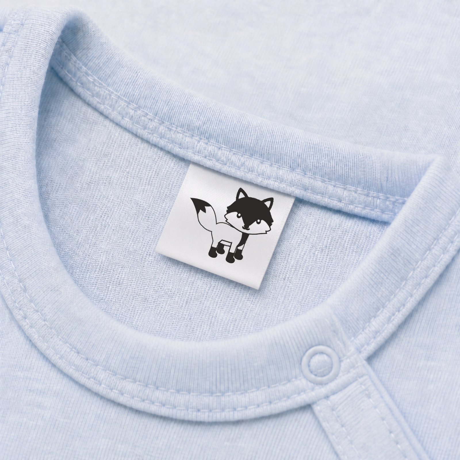 Textiletiketten für Größenbeschriftung mit Fuchs Motiv und Größenfeld Fuchs-stehend 5 Eingenähtes Polyester-Satinetikett mit Motiv Fuchs – stehend in einem hellblauen Babybody