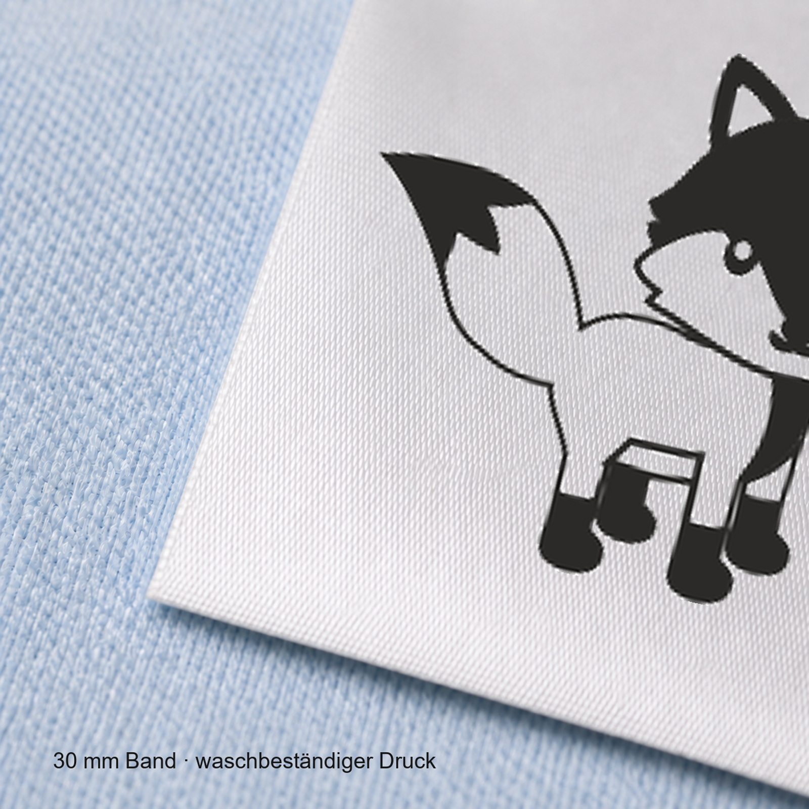 Textiletiketten für Größenbeschriftung mit Fuchs Motiv und Größenfeld Fuchs-stehend 6 Nahaufnahme eines bedruckten 30-mm-Polyester-Satinbands mit Motiv Fuchs – stehend
