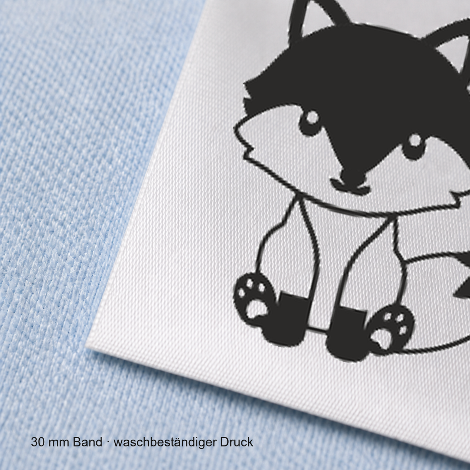 Textiletiketten für Größenbeschriftung mit Fuchs Motiv und Größenfeld Fuchs-sitzend 6 Nahaufnahme eines bedruckten 30-mm-Polyester-Satinbands mit Motiv Fuchs – sitzend mit Pfoten