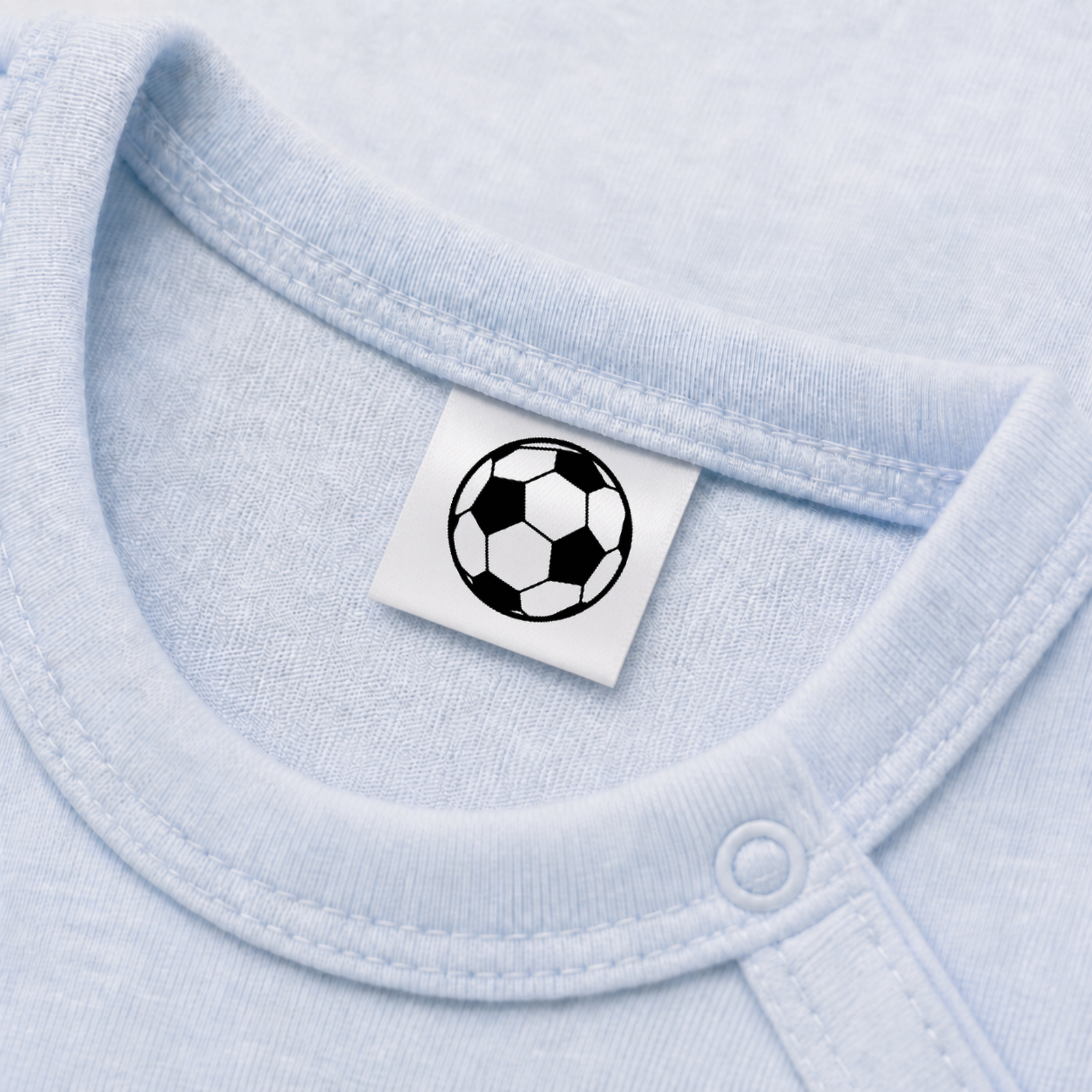 Textiletiketten für Größenbeschriftung mit Fußball Motiv und Größenfeld 5 Eingenähtes Polyester-Satinetikett mit Motiv Fußball in einem hellblauen Babybody