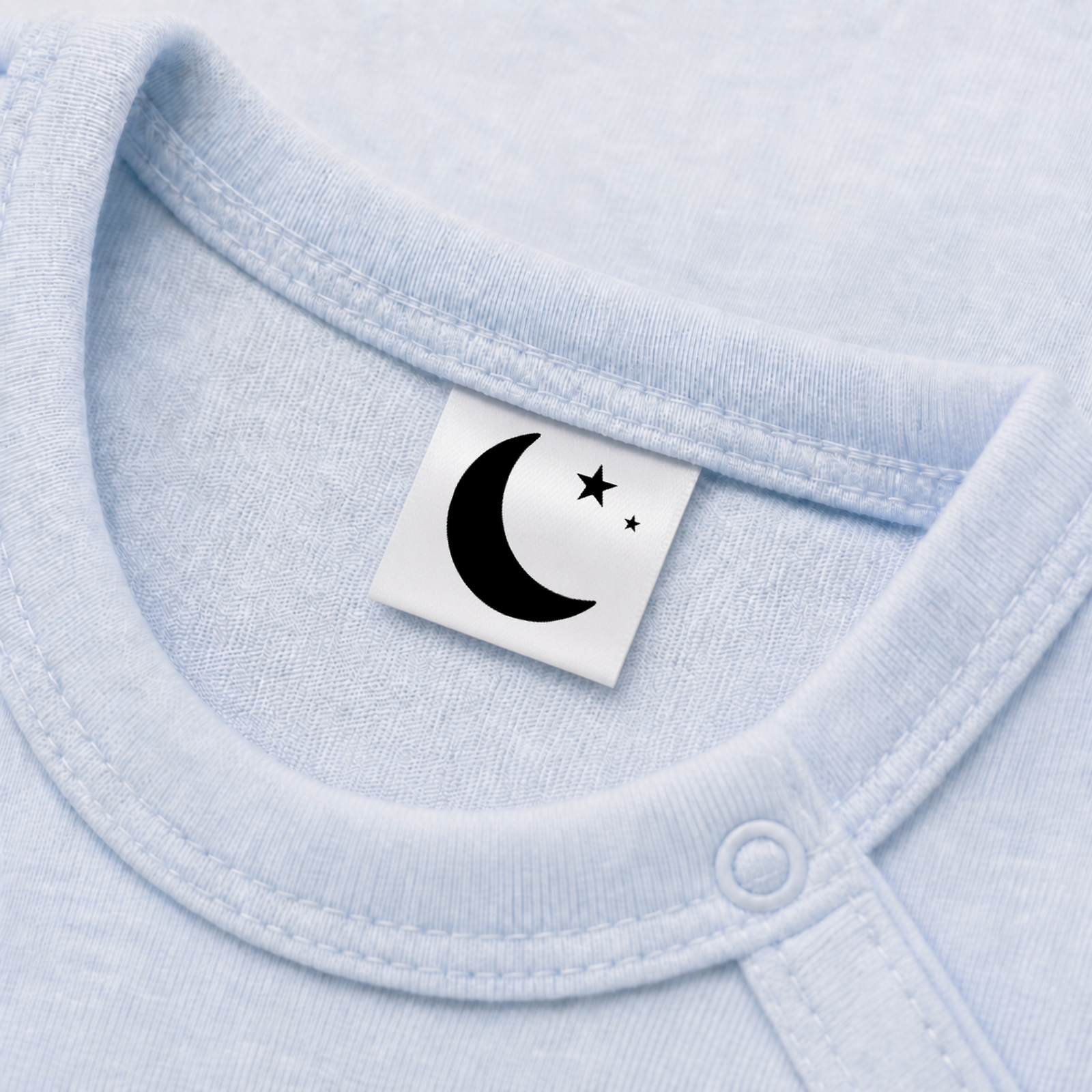 Textiletiketten für Größenbeschriftung mit Mond Motiv und Größenfeld 5 Eingenähtes Polyester-Satinetikett mit Motiv Mond mit Sternen in einem hellblauen Babybody