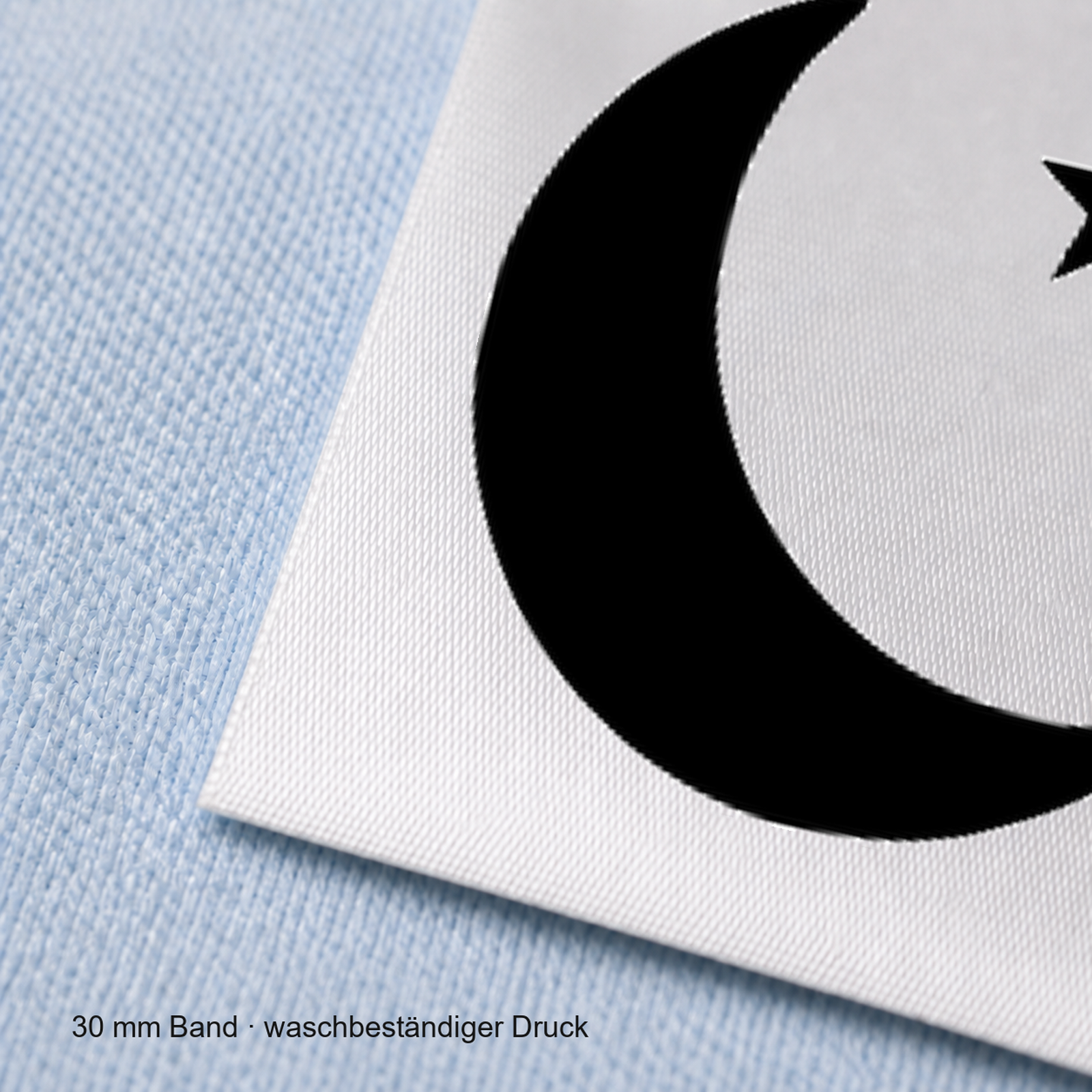 Textiletiketten für Größenbeschriftung mit Mond Motiv und Größenfeld 6 Nahaufnahme eines bedruckten 30-mm-Polyester-Satinbands mit Motiv Mond mit Sternen