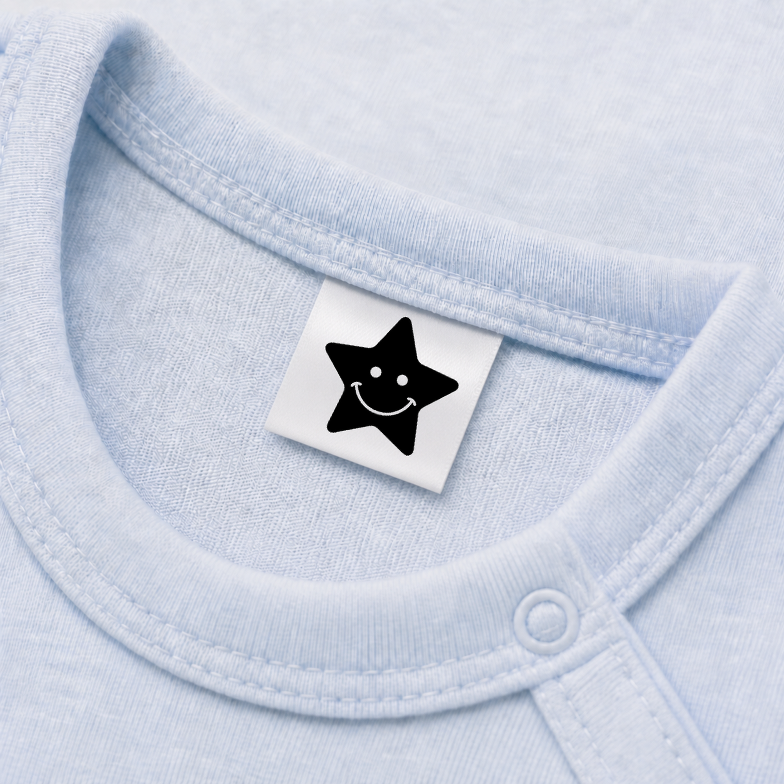 Textiletiketten mit Stern Motiv für Größenbeschriftung 5 Eingenähtes Polyester-Satinetikett mit Motiv Lachender Stern in einem hellblauen Babybody