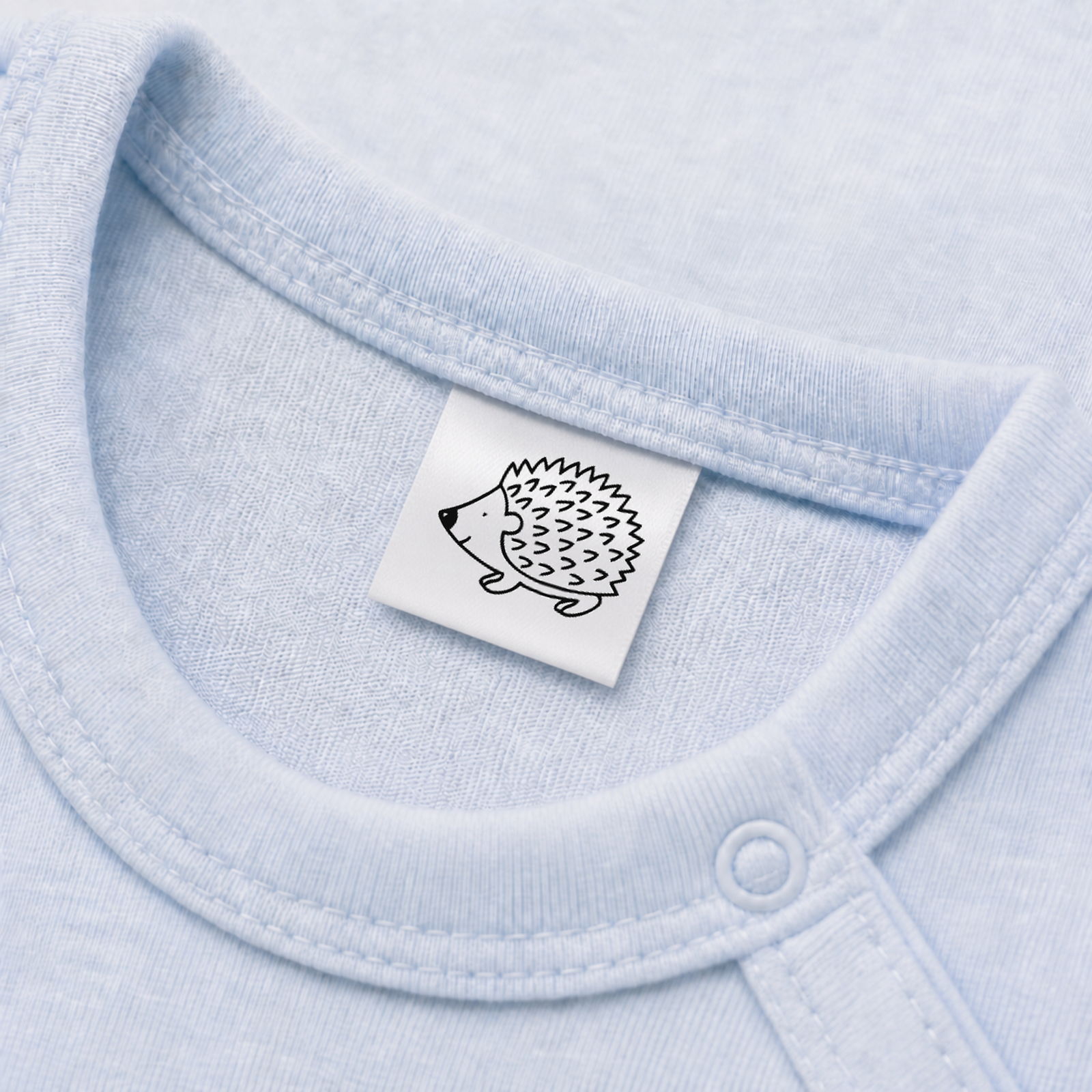 Textiletiketten mit Igel zur Größenbeschriftung 5 Eingenähtes Polyester-Satinetikett mit Motiv Igel in einem hellblauen Babybody
