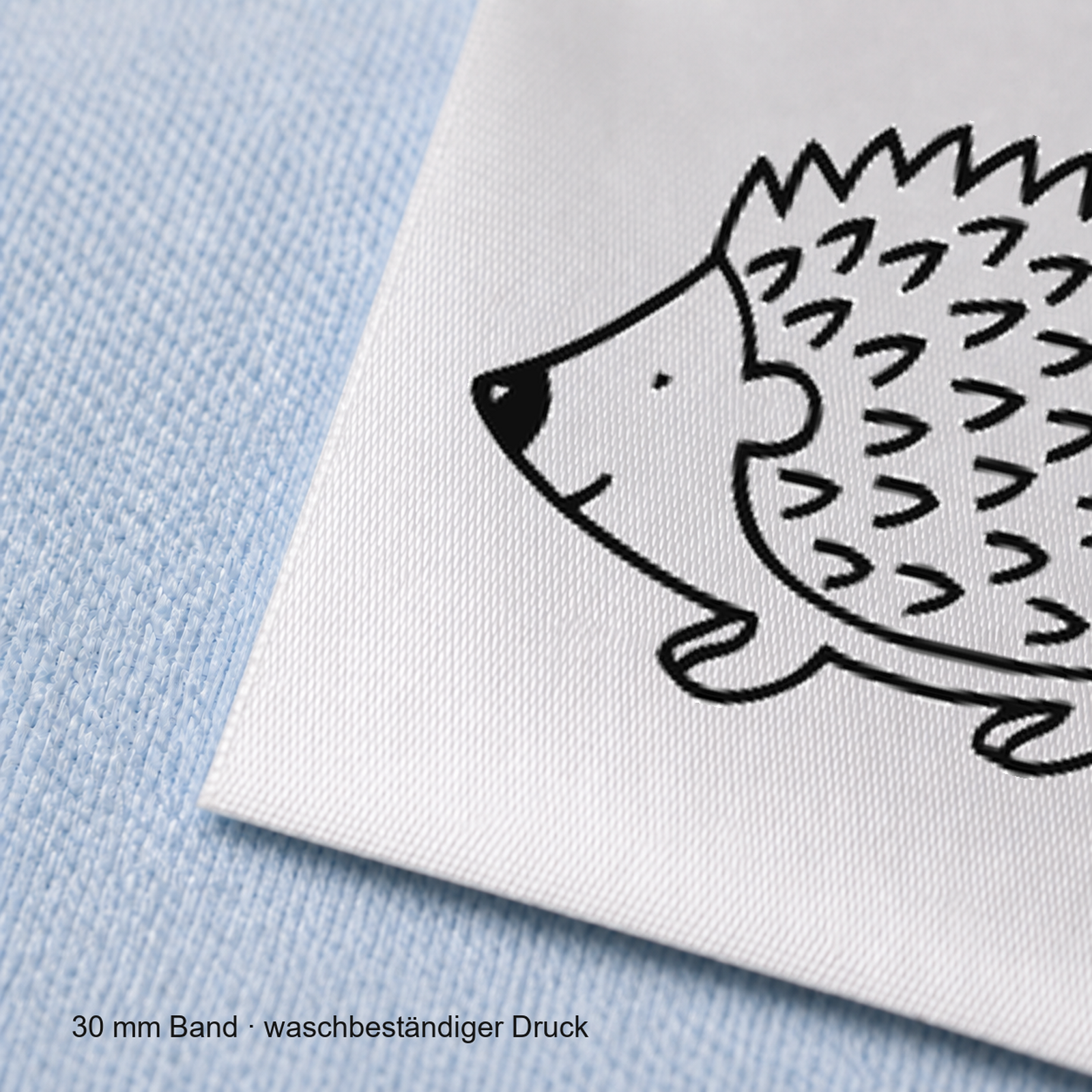 Textiletiketten mit Igel zur Größenbeschriftung 6 Nahaufnahme eines bedruckten 30-mm-Polyester-Satinbands mit Motiv Igel