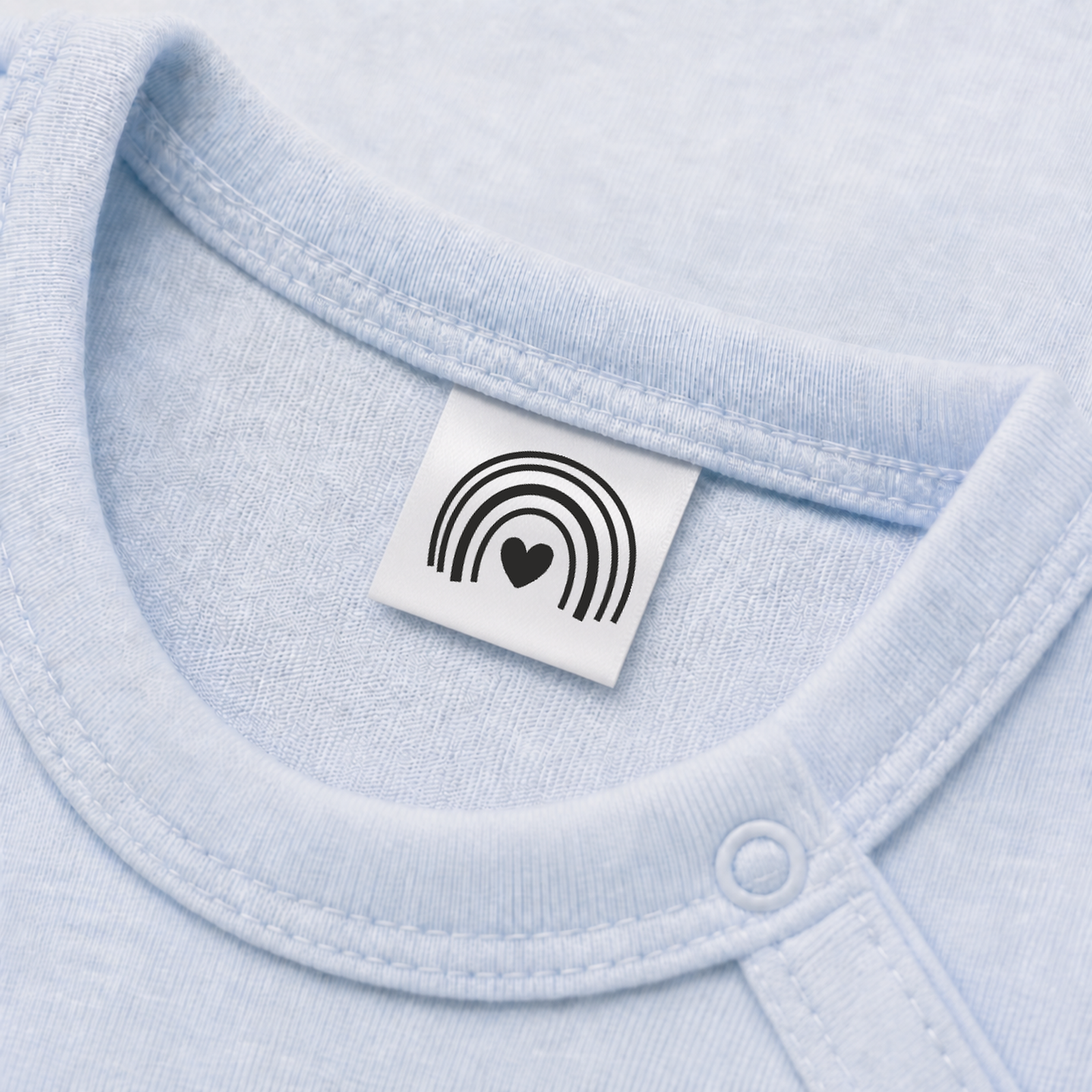 Textiletiketten mit Rainbow Motiv zur Größenbeschriftung, Motiv von Chaotic-Factory 5 Eingenähtes Polyester-Satinetikett mit Motiv Regenbogen mit Herz in einem hellblauen Babybody