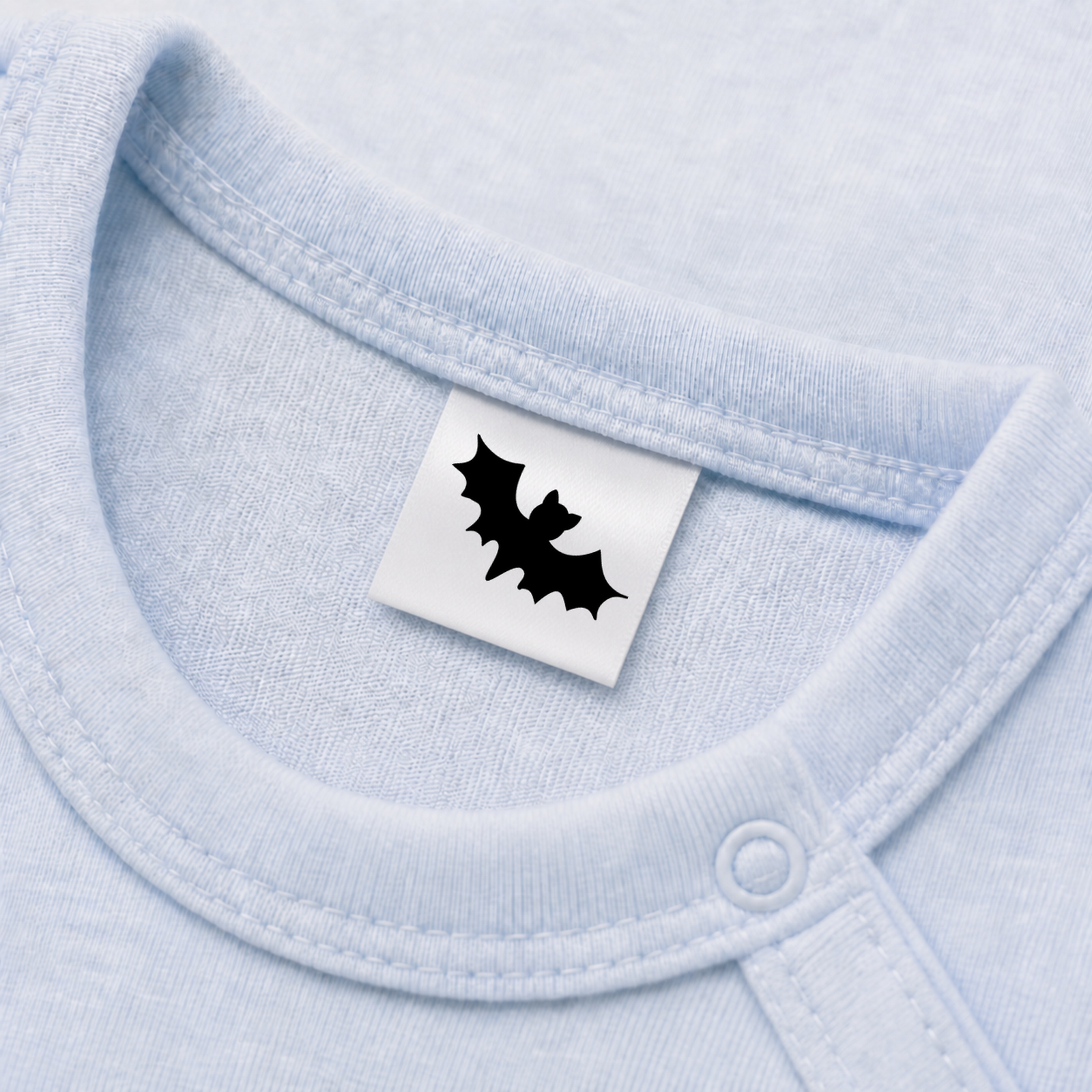 Textiletiketten mit Fledermaus Motiv zur Größenbeschriftung, Motiv 5 Eingenähtes Polyester-Satinetikett mit Motiv Halloween Fledermaus in einem hellblauen Babybody