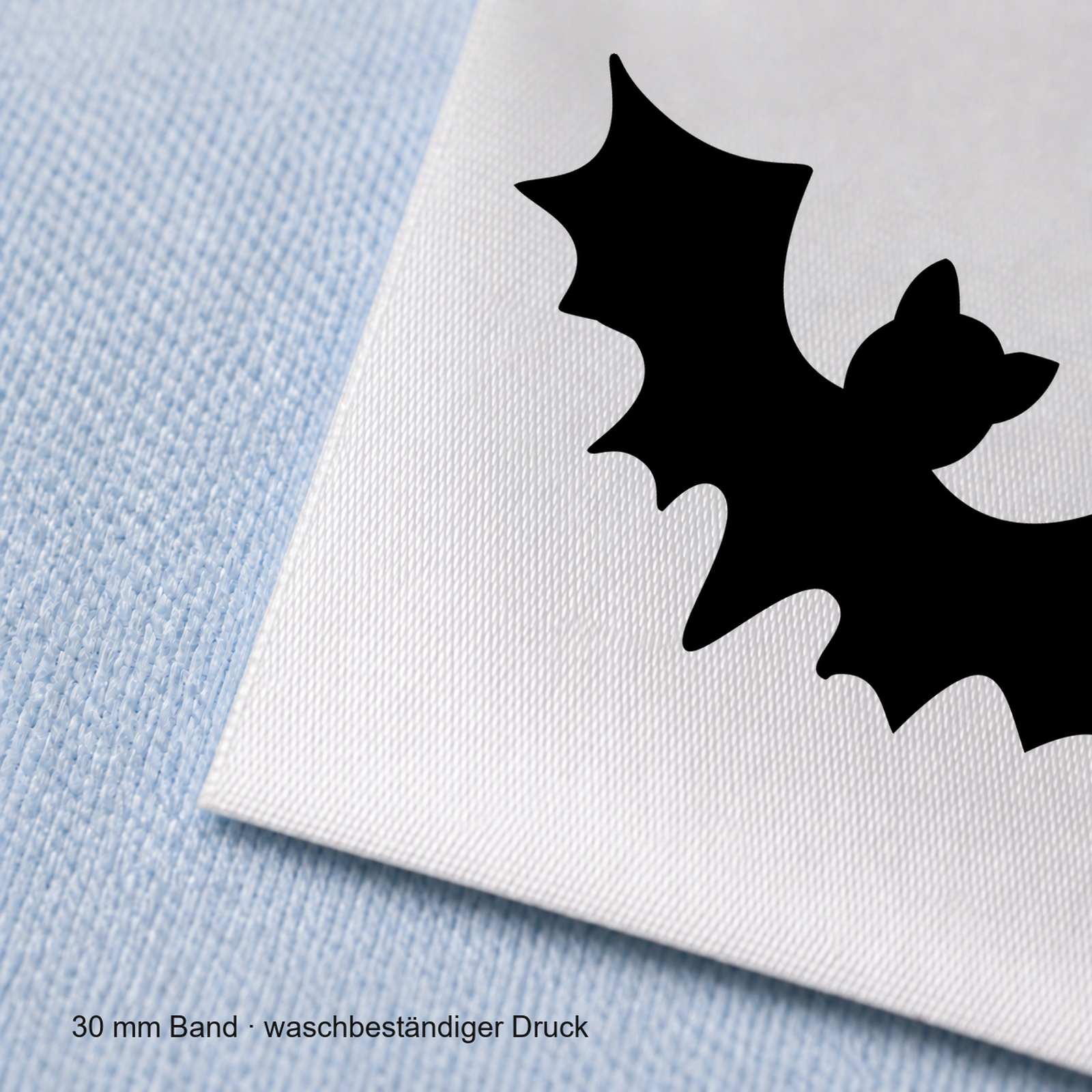 Textiletiketten mit Fledermaus Motiv zur Größenbeschriftung, Motiv 6 Nahaufnahme eines bedruckten 30-mm-Polyester-Satinbands mit Motiv Halloween Fledermaus
