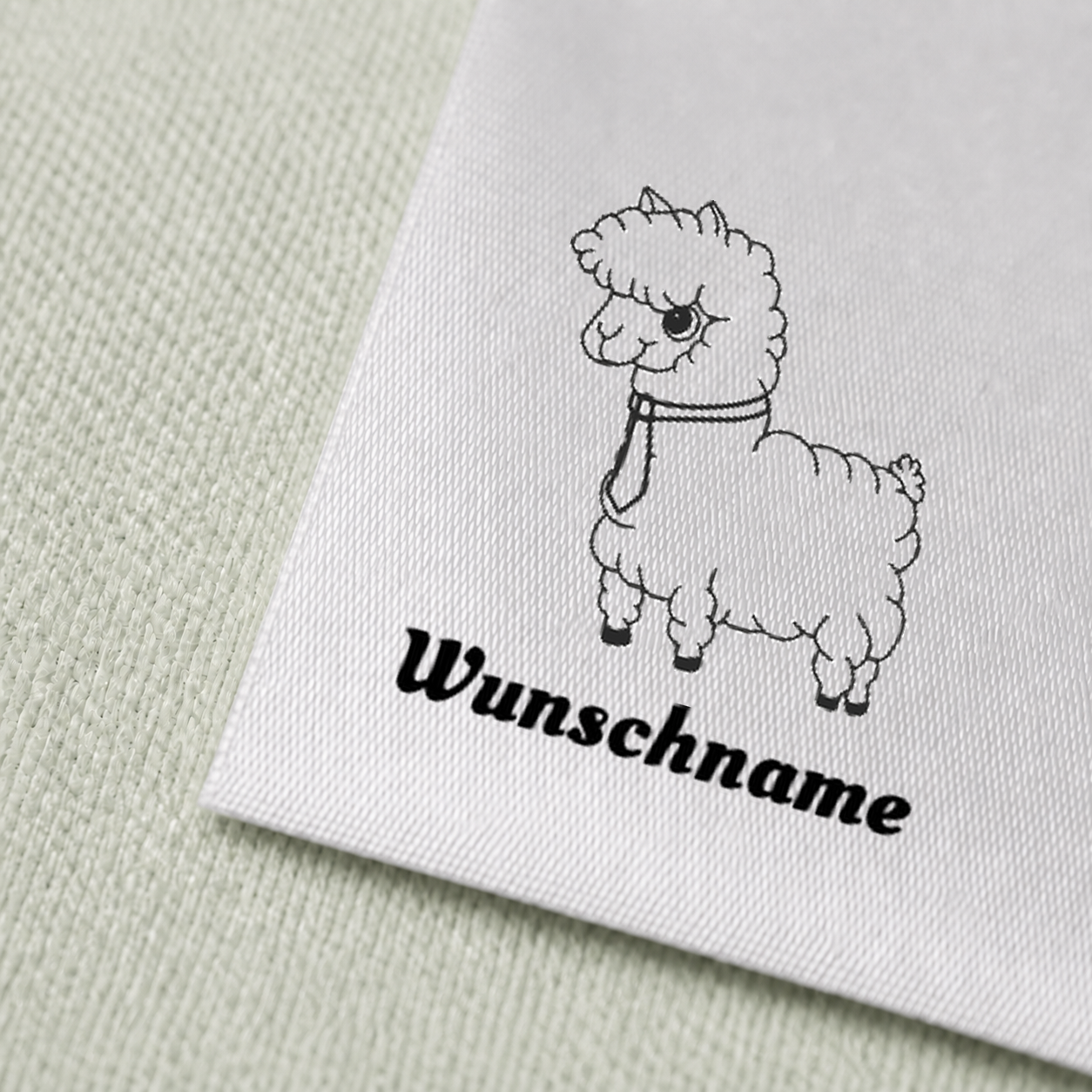 Namensetiketten mit weiblichem Alpakaaa Motiv und Wunschnamen, Motiv von Chaotic-Factory 3 Druck und Satin im Detail