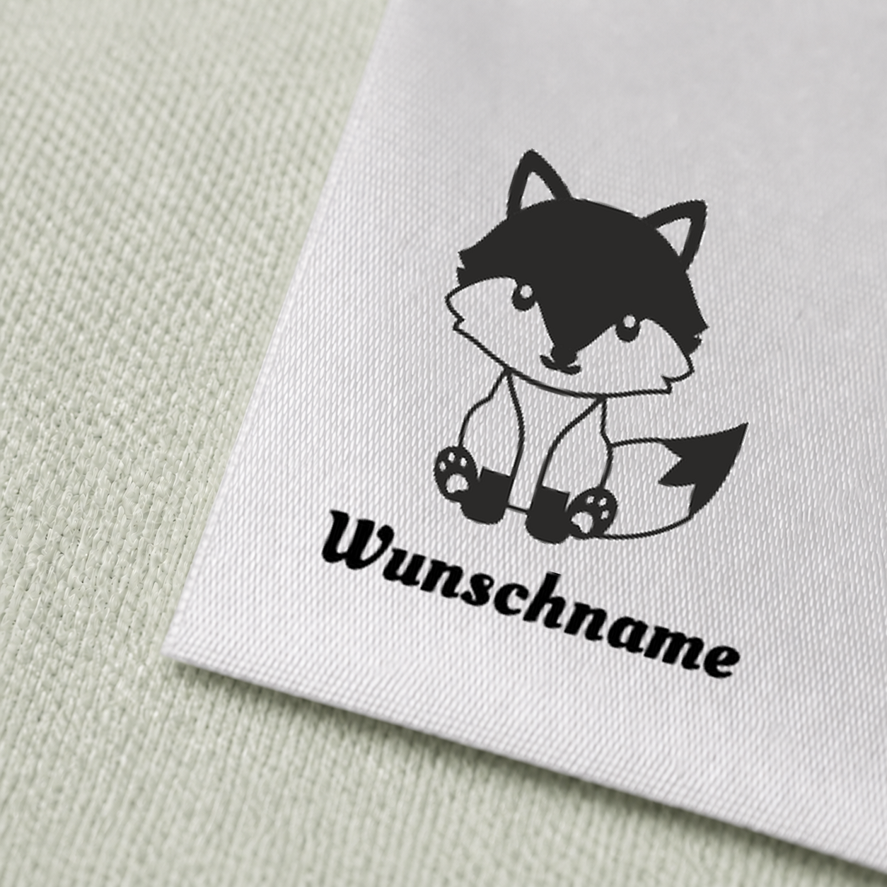 Textiletiketten mit Fuchs sitzend Motiv und Wunschnamen Individuelle Namensetiketten 3 Druck und Satin im Detail