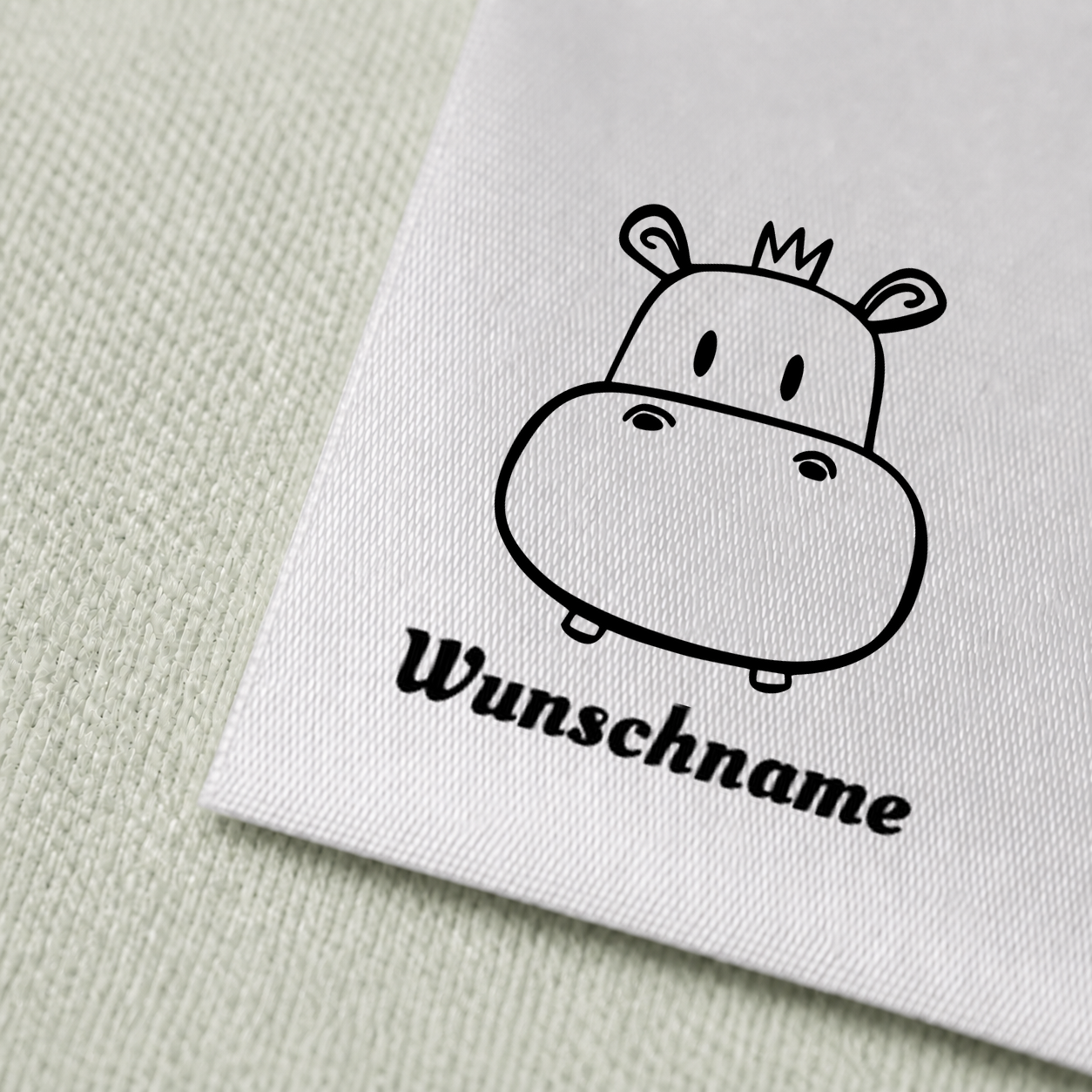 Namensetiketten mit Nilpferd Motiv und Wunschnamen, Motiv von Näherei-Löwenjunges 3 Druck und Satin im Detail