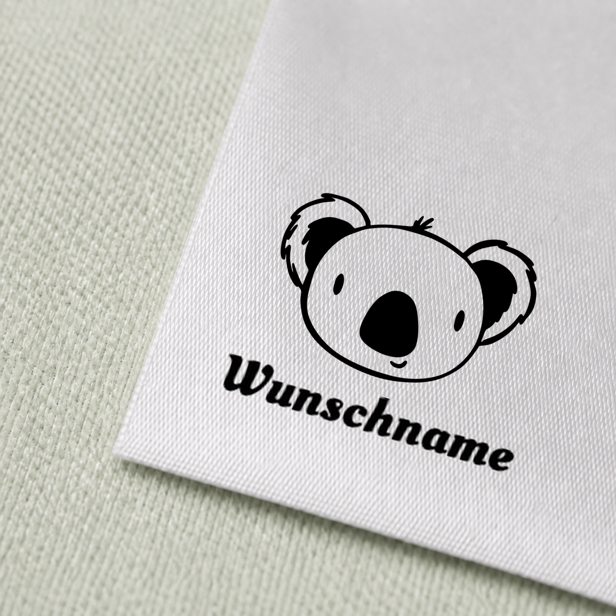 Namensetiketten mit Koala Bär Motiv und Wunschnamen, Motiv von Näherei-Löwenjunges 3 Druck und Satin im Detail