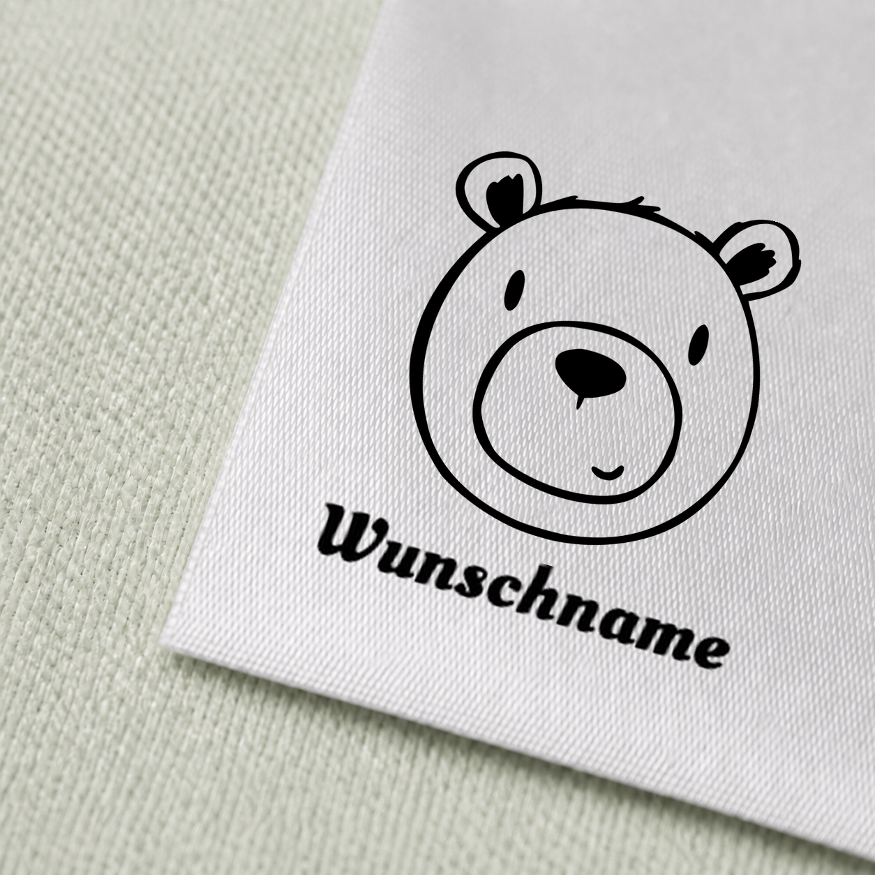 Namensetiketten mit Bär Motiv und Wunschnamen, Motiv von Näherei-Löwenjunges 3 Druck und Satin im Detail