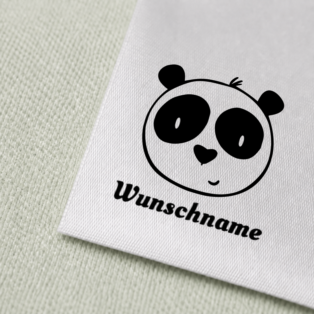 Namensetiketten mit Panda Motiv und Wunschnamen, Motiv von Näherei-Löwenjunges 3 Druck und Satin im Detail