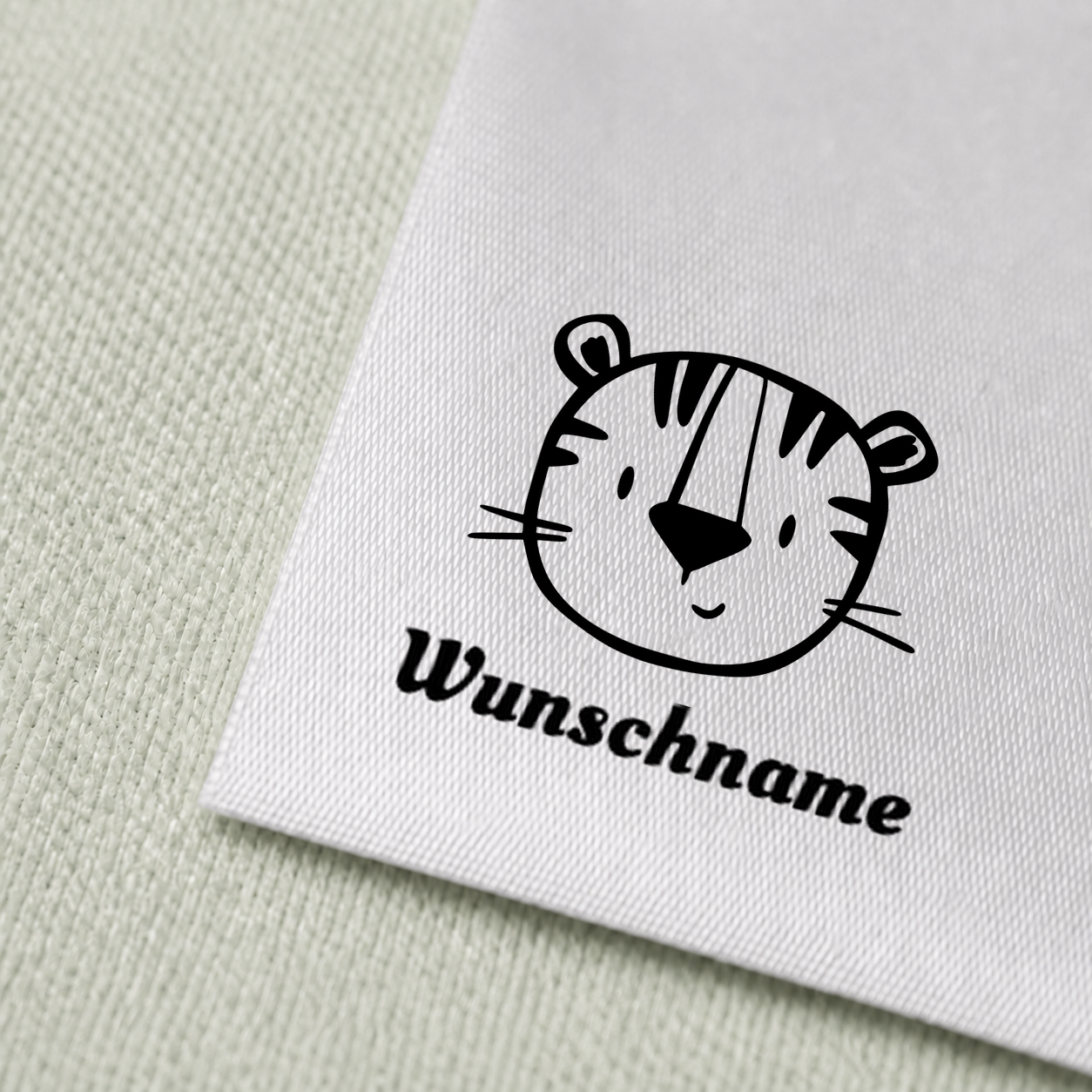 Namensetiketten mit Tiger Motiv und Wunschnamen, Motiv von Näherei-Löwenjunges 3 Druck und Satin im Detail