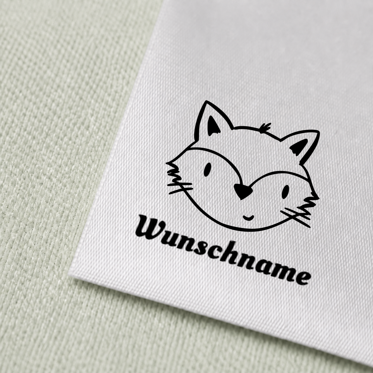 Namensetiketten mit Fuchs Motiv und Wunschnamen, Motiv von Näherei-Löwenjunges 3 Druck und Satin im Detail