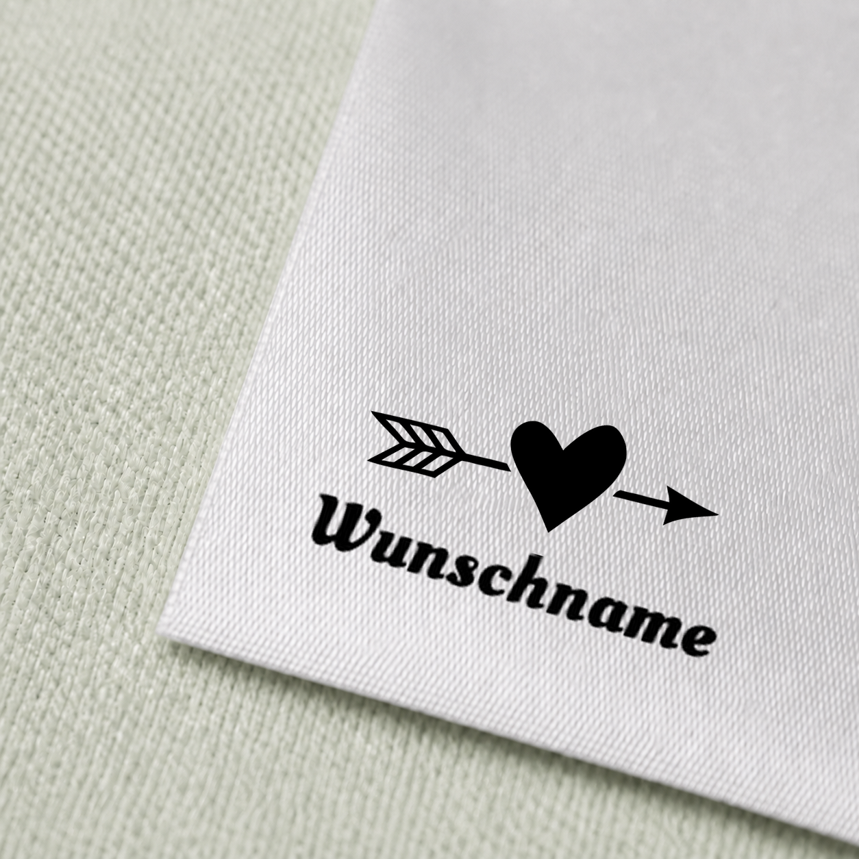 Individuelle Textiletiketten Love mit Pfeil und Wunschnamen Namensetiketten 3 Druck und Satin im Detail
