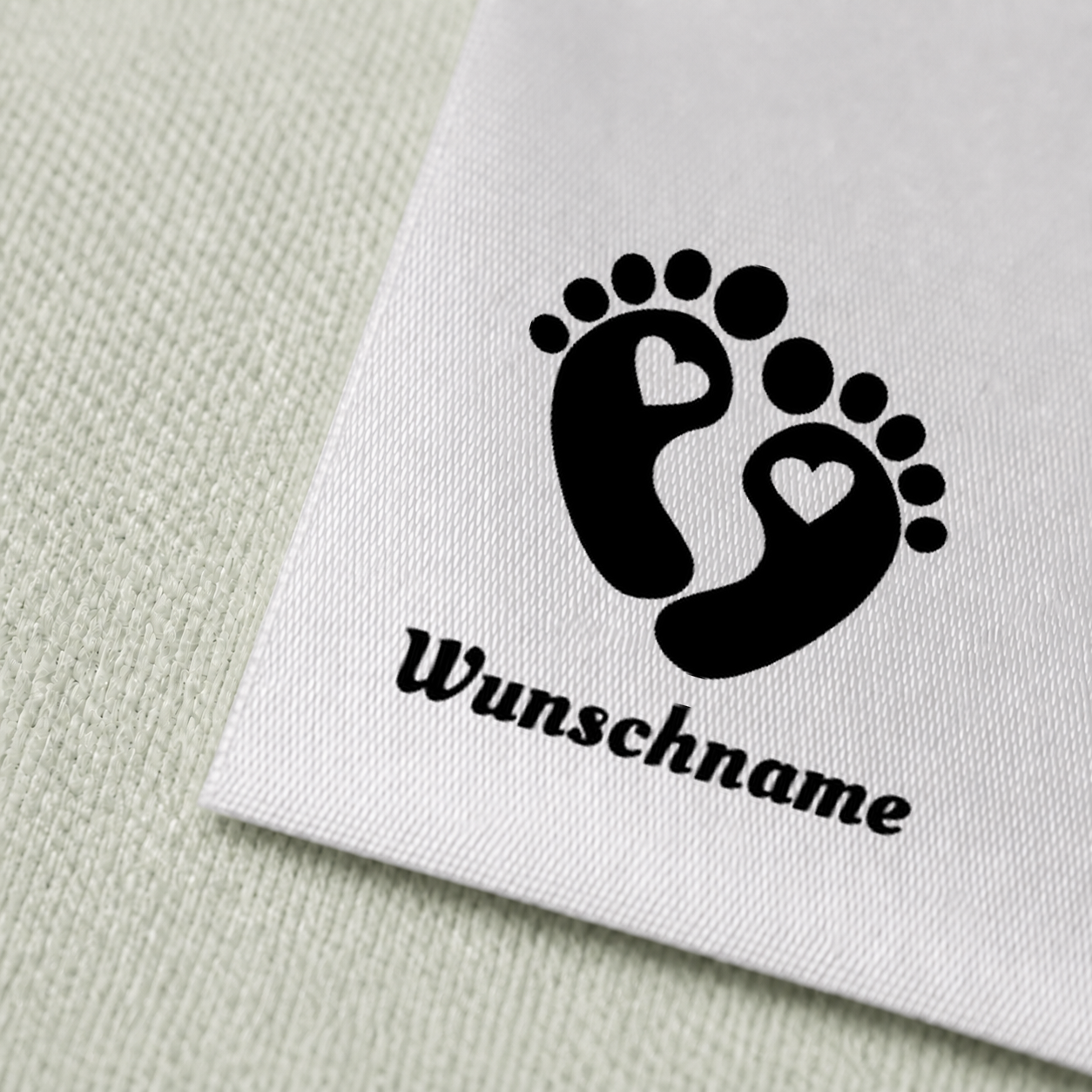 Namensetiketten mit Babyfüßen und Wunschname – Herz oder Stern 5 Druck und Satin im Detail