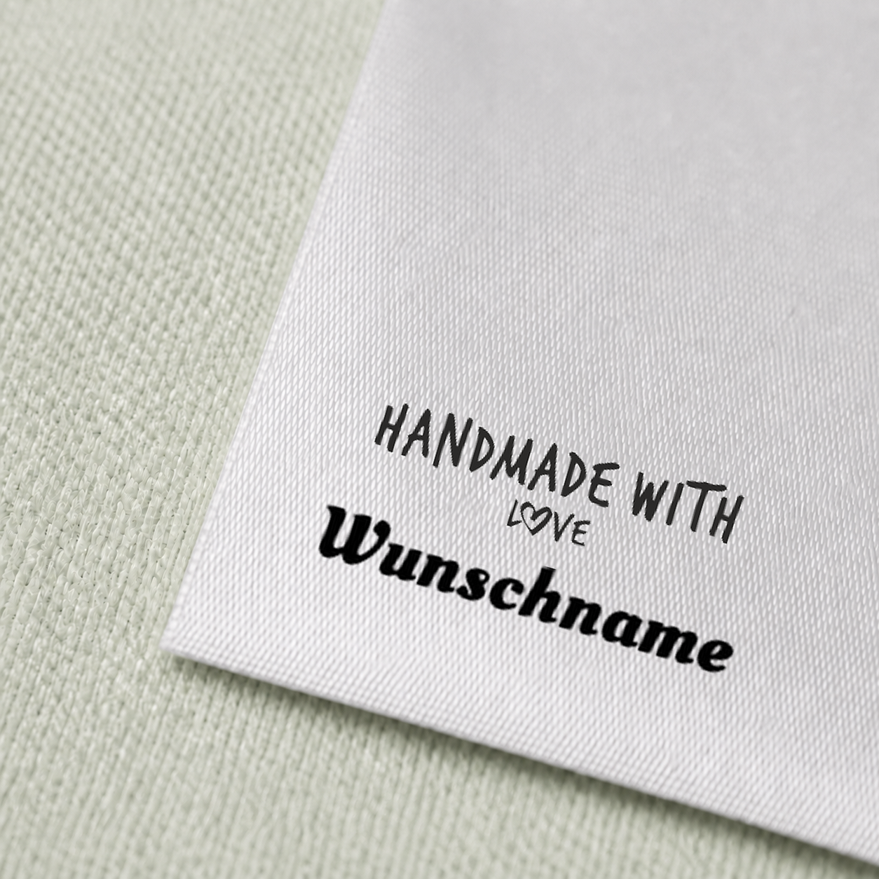 Individuelle Textiletiketten mit Handmade with Love Motiv und Wunschnamen Namensetiketten 3 Druck und Satin im Detail